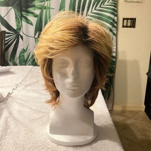 🎀🤎Toni Bratton Layered Vivacious Short Wig in Red/Blonde Color Plus Size Cap